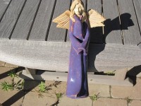 Anioł w fioletowym płaszczu (siedzący)