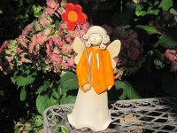 Aniołek z kwiatem bordo-pomarańczowym