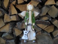 Anioł z gitarą I (zielona kurtka, biała gitara)
