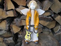 Anioł z gitarą II (pomarańczowa kurtka, żółta gitara)