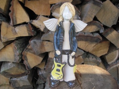 Anioł z gitarą II (grafitowa kurtka, żółta gitara)